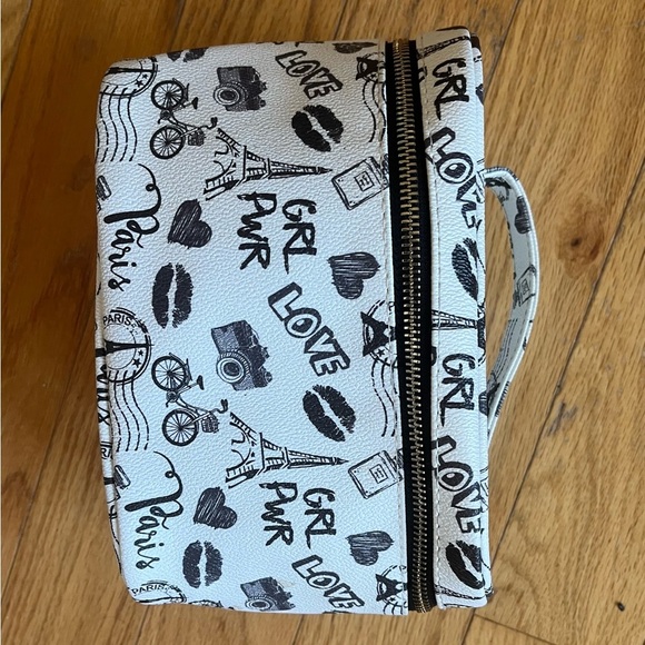 Paris MakeUp Bag - Picture 4 of 9